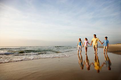Family_walking_at_the_beach